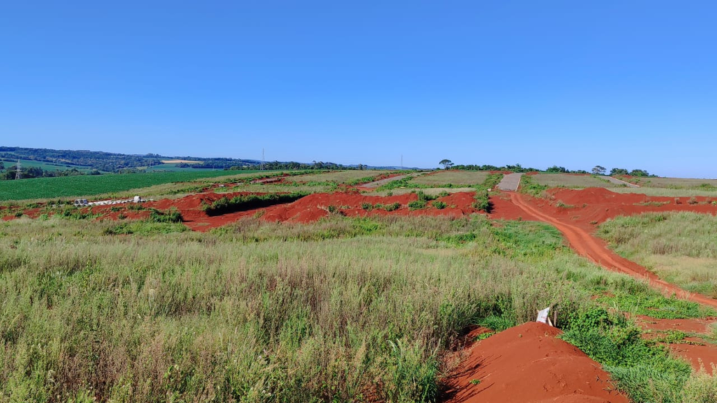 Licenciamento ambiental e regularização: o caminho seguro para novos empreendimentos Construir uma residência é, para a maioria das pessoas, um dos maiores investimentos financeiros e pessoais da vida. Por isso, a busca por economia é sempre o primeiro pensamento. No entanto, existe uma diferença clara entre poupar dinheiro com inteligência e criar prejuízos a longo prazo. A verdadeira economia na construção não nasce da simples escolha pelos insumos mais baratos, mas sim da definição das soluções técnicas mais apropriadas para cada caso. Para reduzir custos sem comprometer o patrimônio, três fatores precisam caminhar em paralelo: Materiais de qualidade como investimento: Optar por insumos de qualidade inferior para reduzir o custo inicial é um erro que não pode ser ignorado. Materiais de baixa performance exigem manutenção precoce, gerando patologias na estrutura e aumentando o custo global ao longo dos anos. A economia real está na especificação de materiais eficientes e duráveis. Mão de obra qualificada reduz desperdício: A execução técnica precisa exige uma equipe bem preparada. Uma mão de obra desqualificada gera retrabalho, equívocos na leitura de projetos e desperdício de insumos no canteiro de obras — fatores que estouram o orçamento rapidamente. Ordem cronológica das decisões: Cada etapa de uma obra depende estritamente da anterior. Tomar decisões por impulso ou alterar o projeto com a fundação já em andamento gera custos desnecessários. Seguir um fluxo lógico de execução evita que você pague duas vezes pelo mesmo serviço. Nenhum desses pilares funciona de forma isolada se não houver uma diretriz técnica que conecte todos eles. É exatamente aqui que entra o papel do projeto e a razão pela qual contratar um arquiteto é uma das formas mais eficazes de poupar dinheiro real na sua construção. Por esses motivos, o planejamento adequado, que começa desde a primeira conversa com o profissional, auxilia na organização das ideias e estrutura o passo a passo da construção. Isso diminui drasticamente as chances de erros, o desperdício de materiais e o retrabalho da equipe de execução. Na Oito, cuidamos para que todas essas etapas sejam rigorosamente alinhadas, garantindo que o seu investimento traga resultados sólidos e sem surpresas no orçamento final.